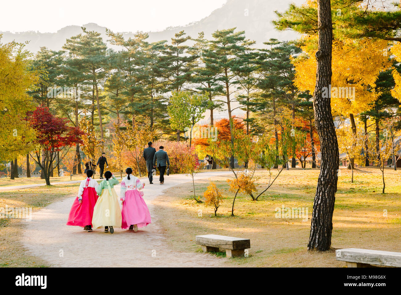Hanbok man woman Banque de photographies et d’images à haute résolution