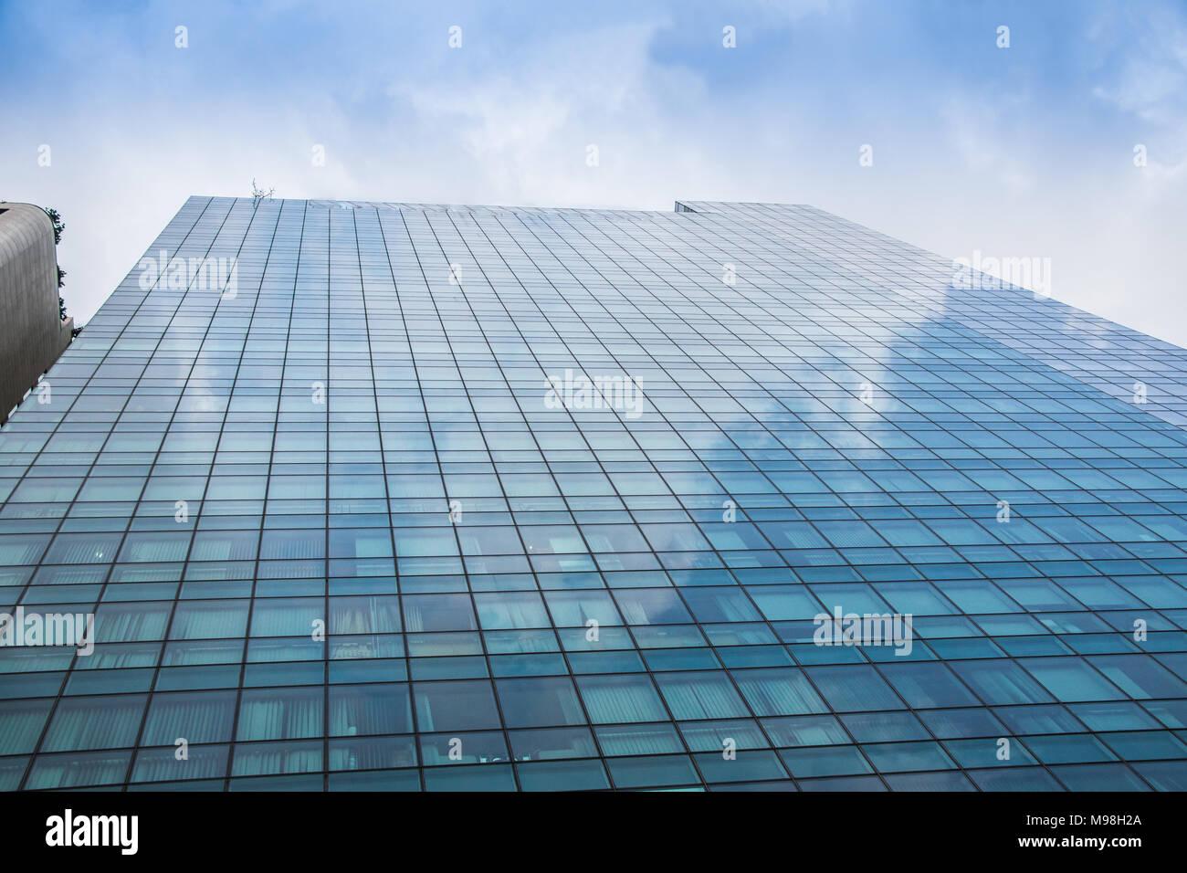 La perspective et l'angle de vue de dessous du fond texturé édifice moderne en verre des gratte-ciel dans la nuit Banque D'Images