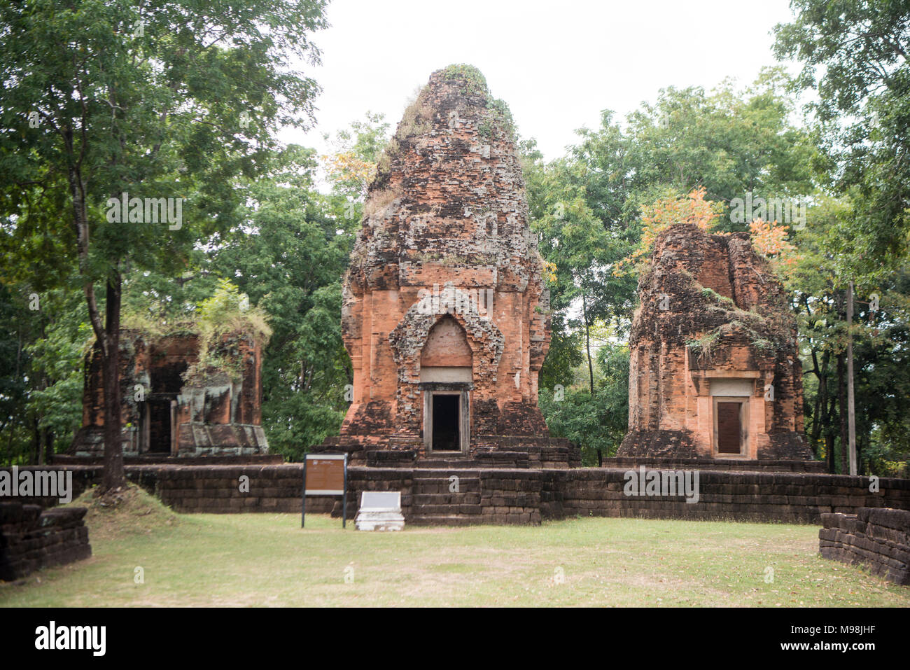 Le temple khmer de prang ku suan taeng la ville de ban don wai dans la province de Buri Ram dans l'Isan dans le nord-est de la Thaïlande. La Thaïlande, Buriram, Novembe Banque D'Images