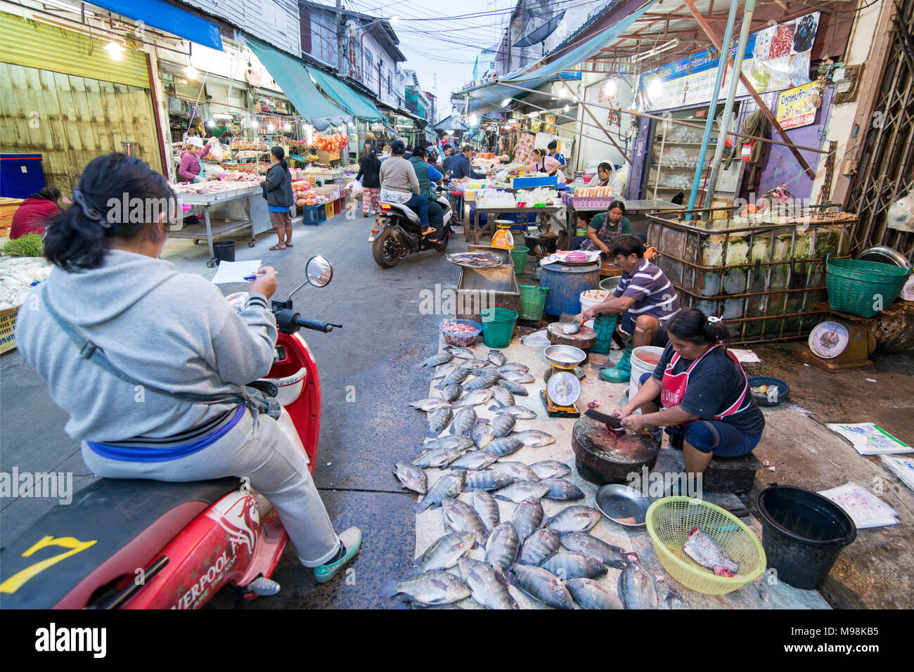 Poissons et fruits de mer au marché alimentaire de la ville de Buri Ram dans l'Isan dans le nord-est de la Thaïlande. La Thaïlande, Buriram, Novembre, 2017 Banque D'Images