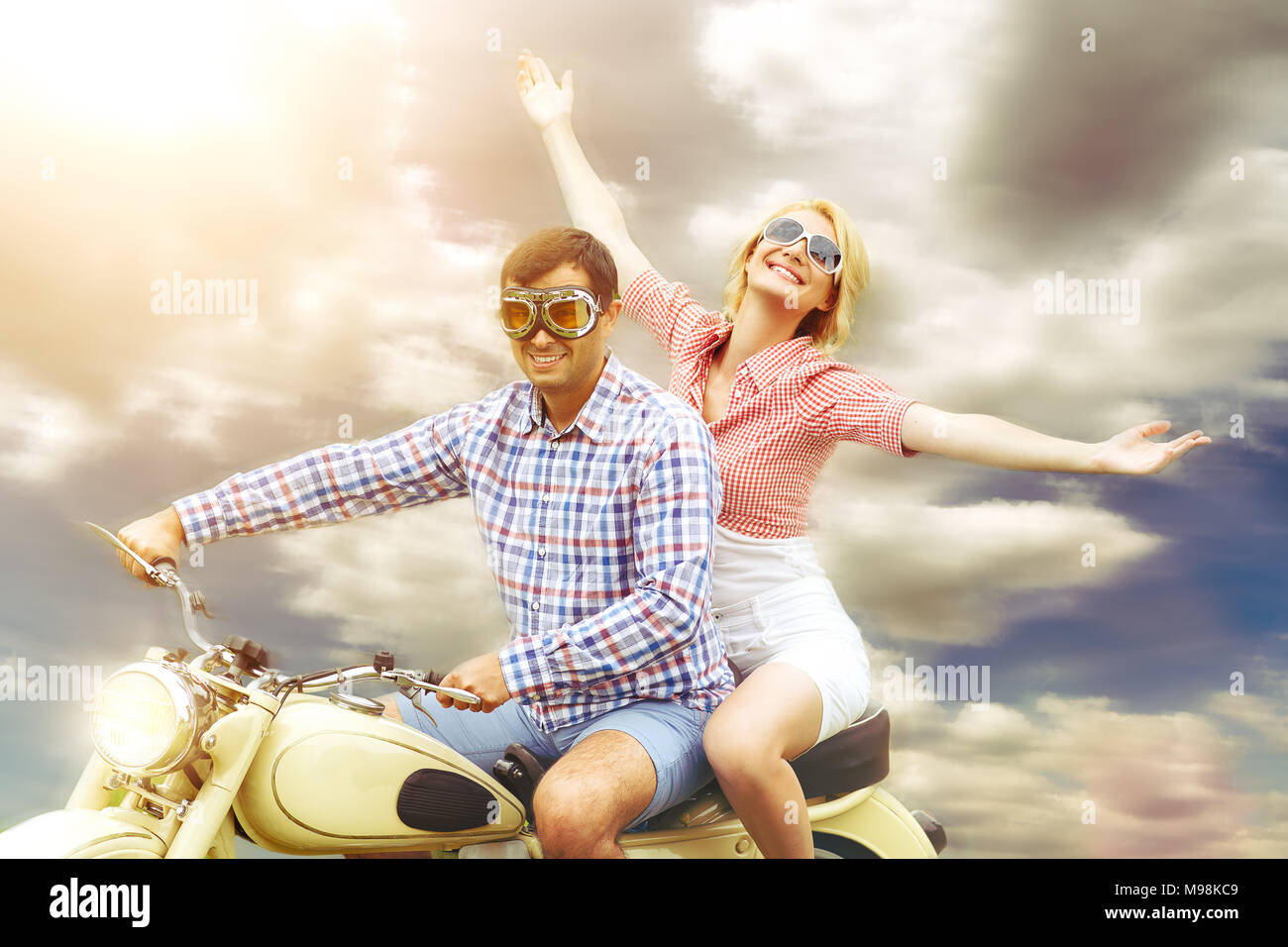 Beau couple sur moto retro Banque D'Images