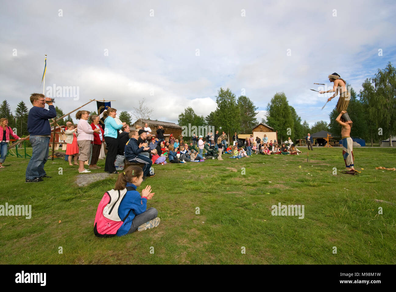 Performance des jongleurs dans Hagnan Musée De plein air à Gammelstad, Luleå, Suède, comté de Norrbotten Banque D'Images