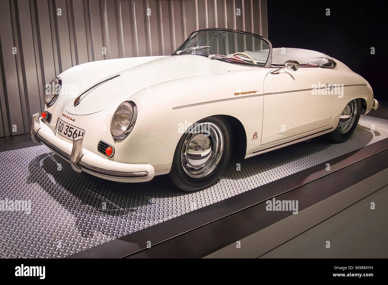 STUTTGART, ALLEMAGNE, LE 7 AVRIL, 2017 : White 1955 Porsche 356 Speedster 1500 dans le musée Porsche Banque D'Images