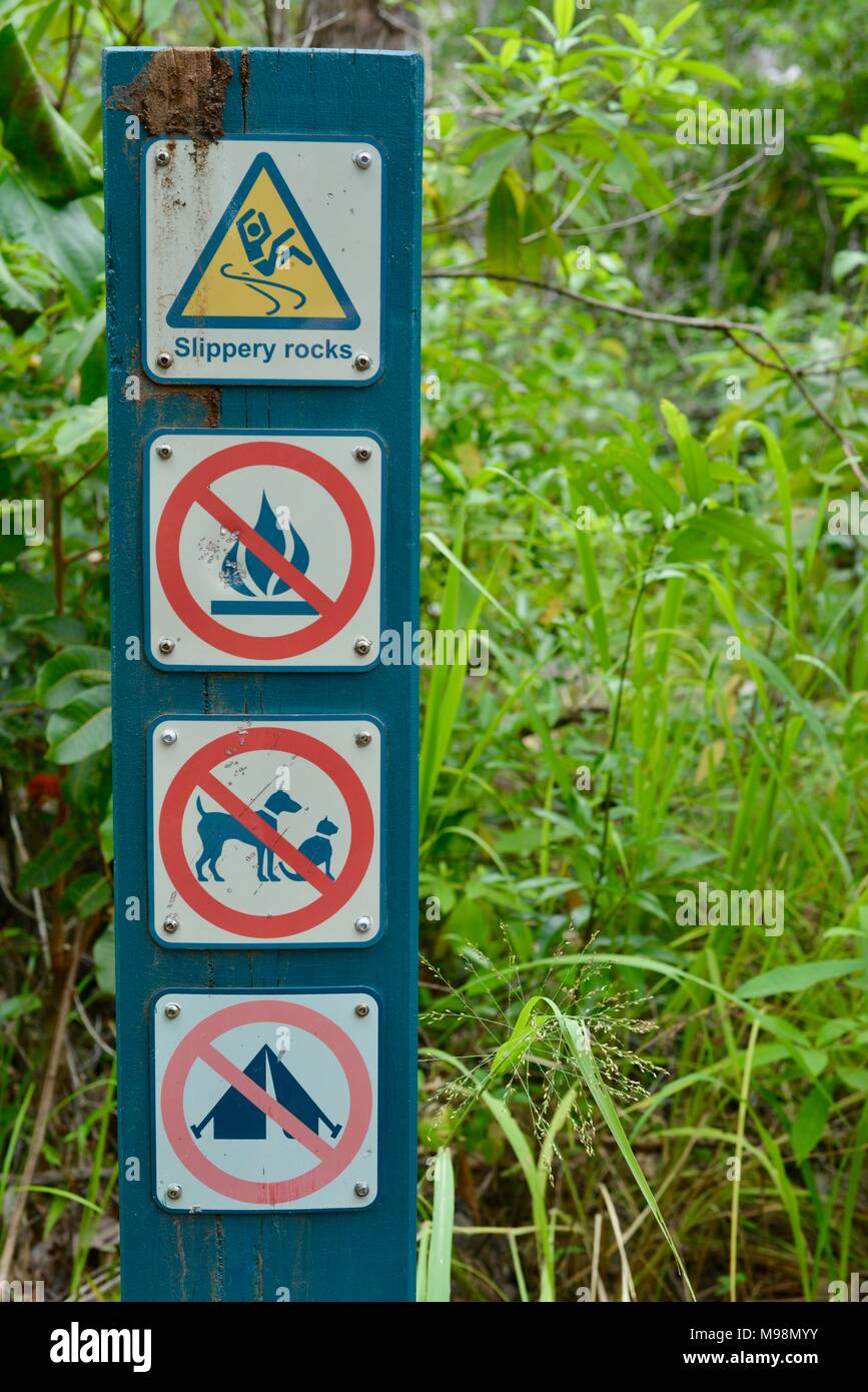 Signer avec des avertissements pour les feux non Animaux domestiques pas de camping et les surfaces glissantes, Crystal Creek QLD 4816, Paluma range national park, Australie Banque D'Images