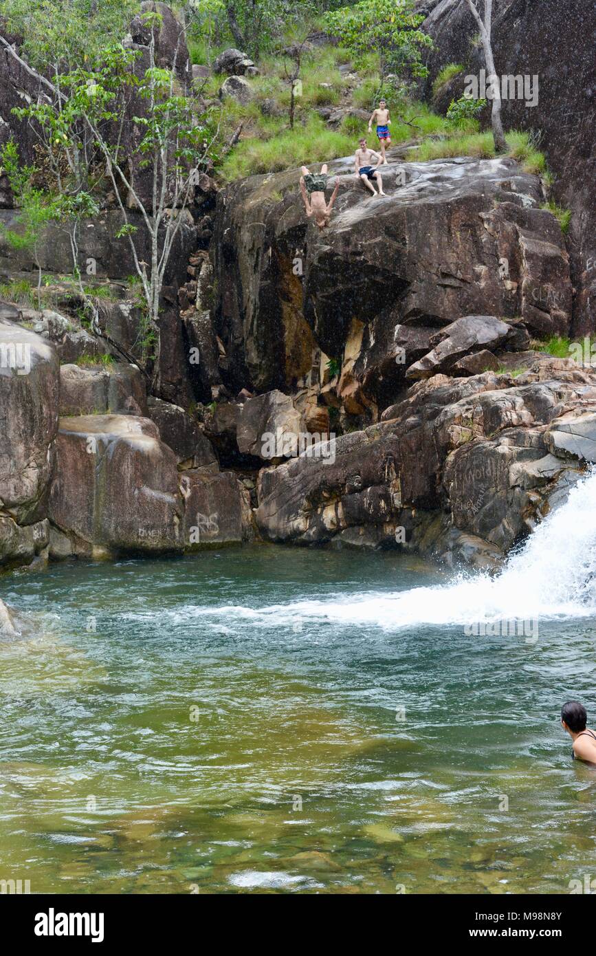 Les gens sauter dans une piscine fraîche avec une cascade à l'éboulis à big Crystal Creek QLD 4816, Paluma range national park, Australie Banque D'Images