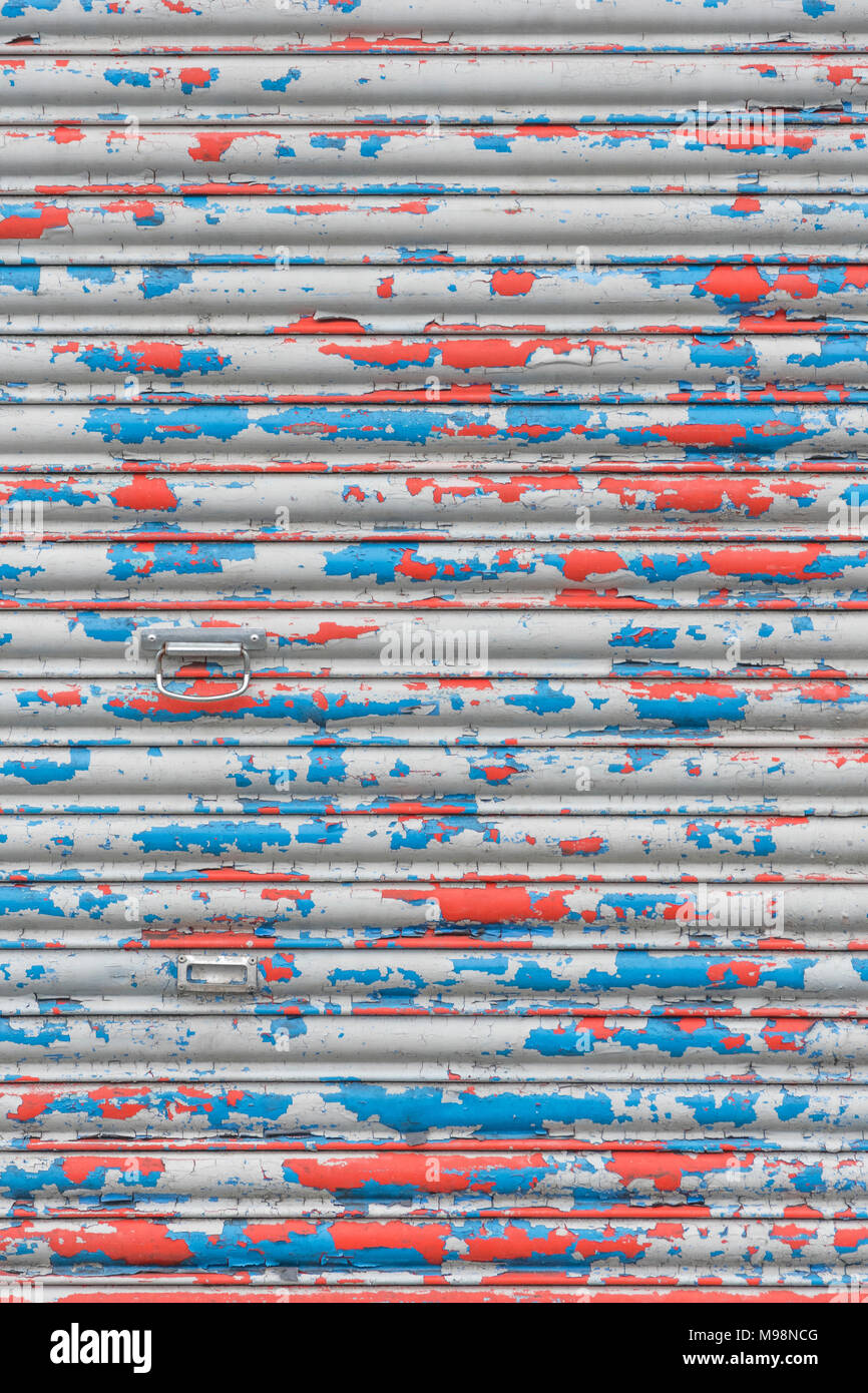 Volet roulant fermé battues porte avec de la peinture. Métaphore fermé, high street, magasins vacants crise. Ancienne peinture texture, obstruée. Banque D'Images