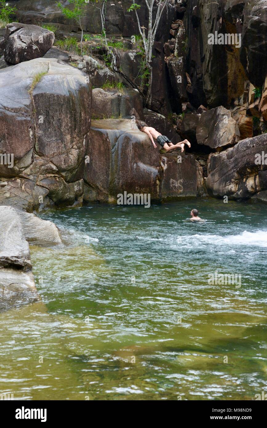 Les gens sauter dans une piscine fraîche avec une cascade à l'éboulis à big Crystal Creek QLD 4816, Paluma range national park, Australie Banque D'Images