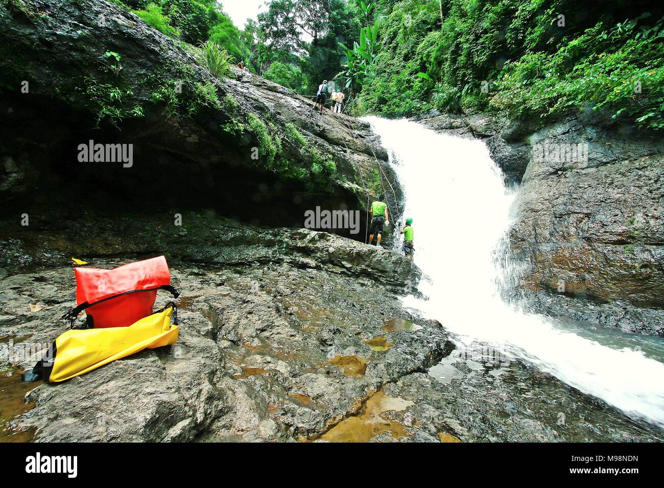 La descente en rappel à travers des cascades en forêt Activité,en Thaïlande. Banque D'Images