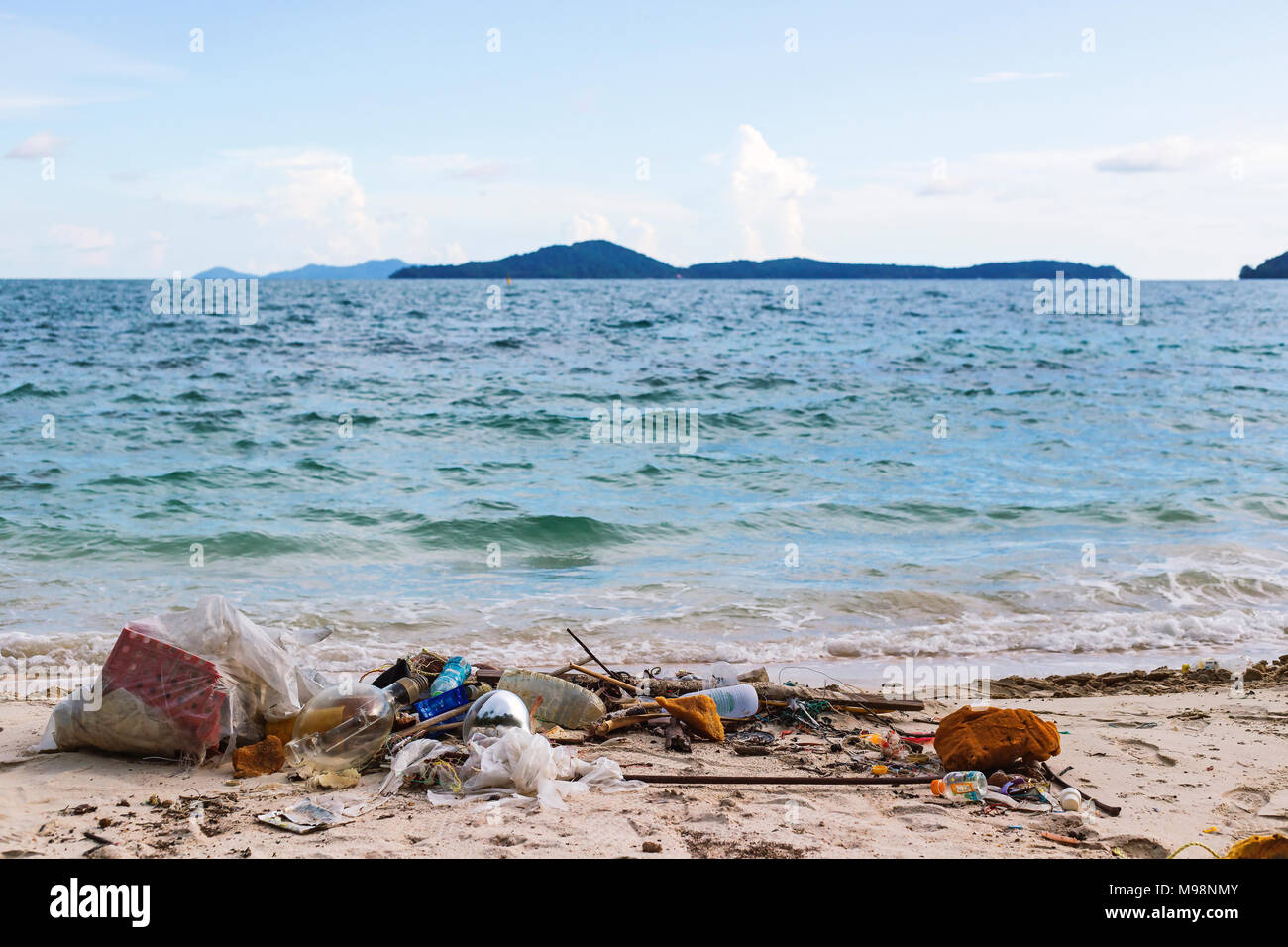 La destruction de la nature par la main de l'homme. À partir de déchets domestiques sont déversés dans la mer. Banque D'Images