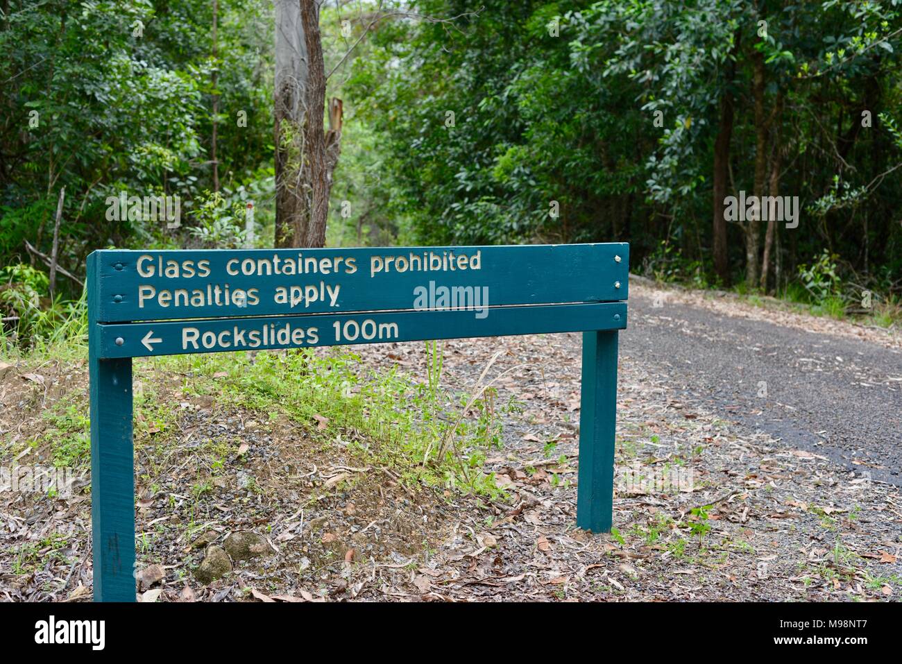 Les contenants de verre interdit de signer des pénalités s'appliquent signe proche de l'éboulis à big Crystal Creek QLD 4816, Paluma range national park, Australie Banque D'Images