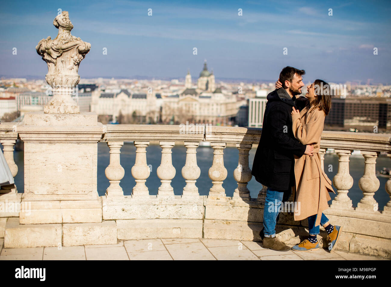 Les jeunes professionnels beau couple hugging in love à l'arrière-plan de la magnifique paysage vue de Budapest, Hongrie Banque D'Images