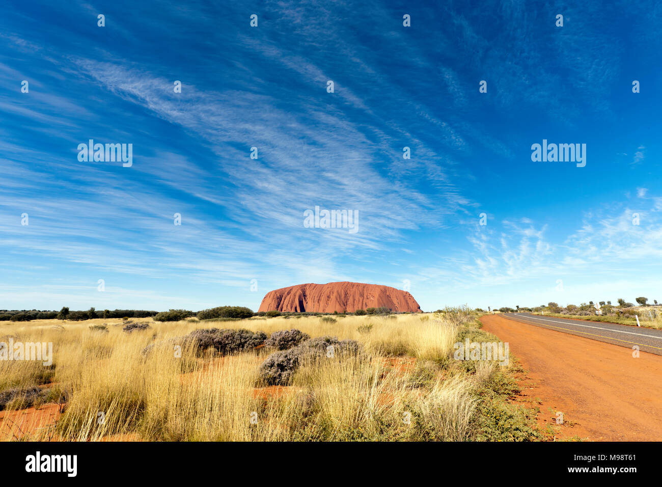 Grand angle de vue d'Uluru, comme vu de l'intérieur de l'Uluru-Kata Tjuta National Park, Territoire du Nord, Australie Banque D'Images