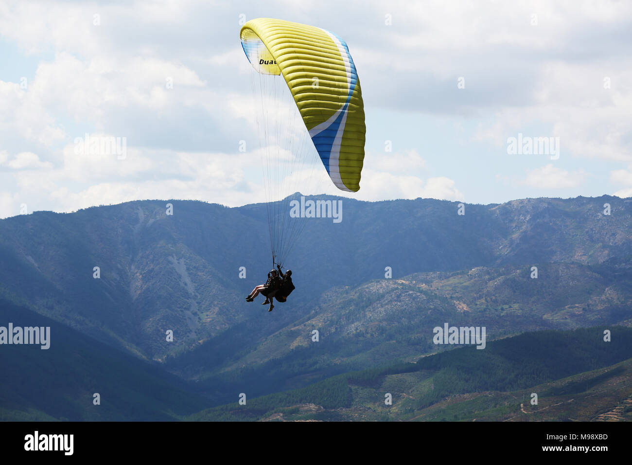 Un vol en parapente en tandem dans la région de Vale de Amoreira, Manteigas, Portugal Banque D'Images