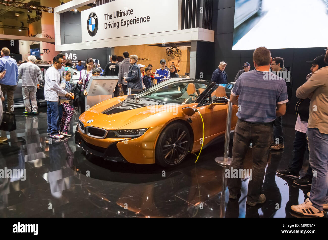 Toronto, Canada - 2018-02-19 : Les visiteurs du Salon international canadien de 2018 autour de la BMW i8 plug-in-hybride Voiture sur Bayerische Motoren Werke AG exposition Banque D'Images