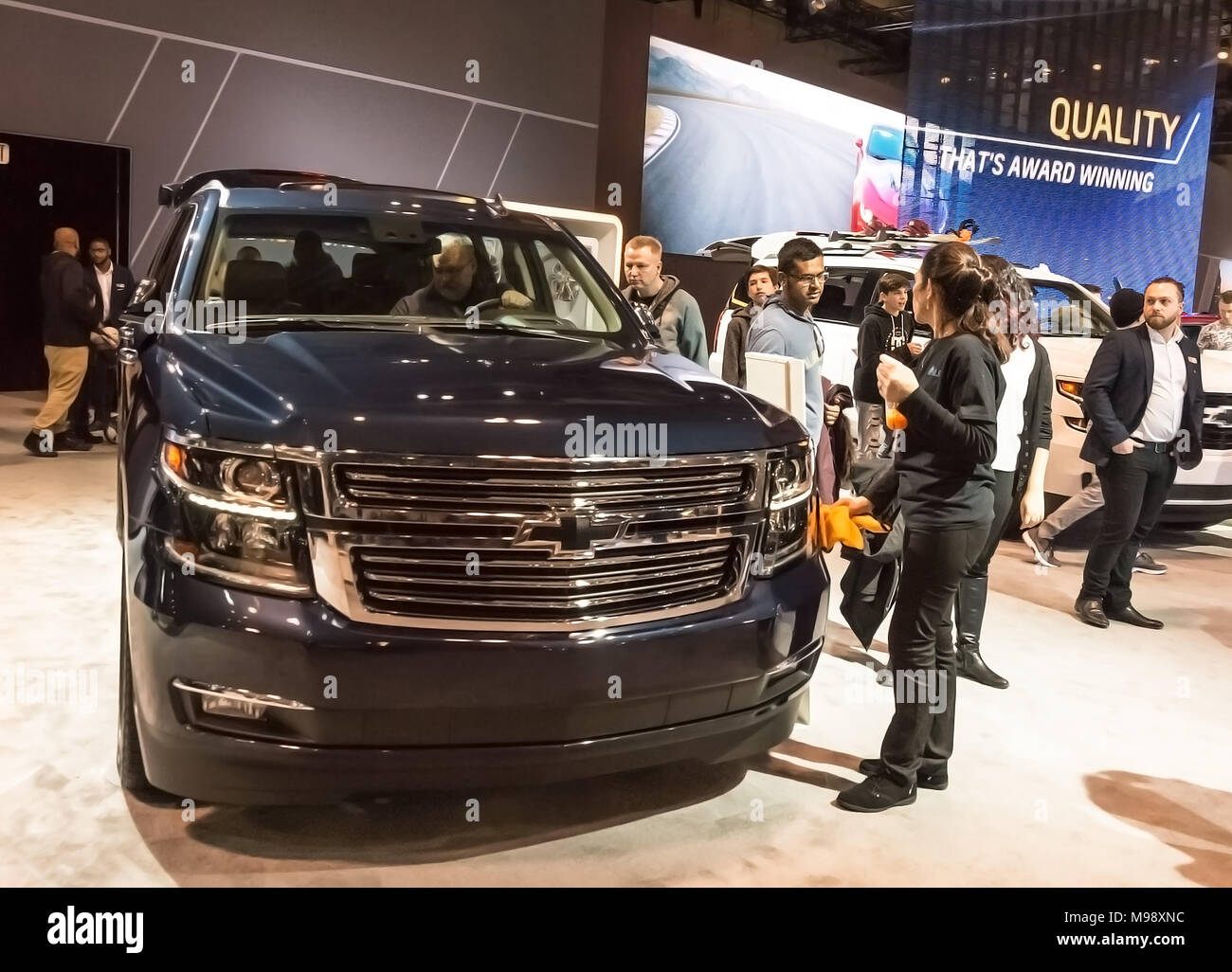 Toronto, Canada - 2018-02-19 : Les visiteurs du Salon international canadien de 2018 à côté de la nouvelle Chevrolet Suburban 2018 Chevrolet SUV sur la division de General Motors Corporation exposition Banque D'Images