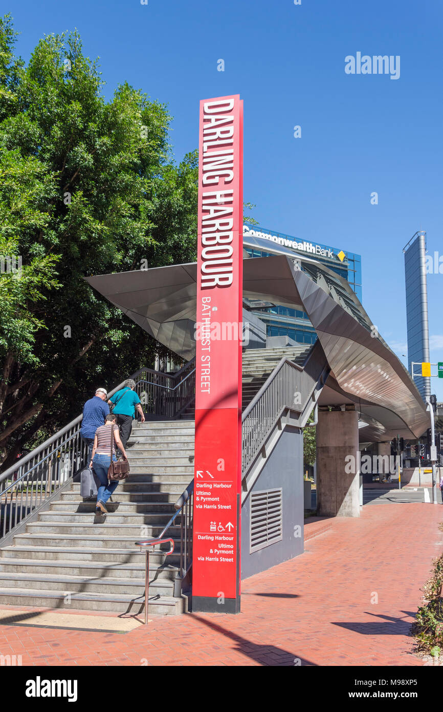 Passerelle pour piétons à Darling Harbour, Bathurst Street, Sydney, New South Wales, Australia Banque D'Images