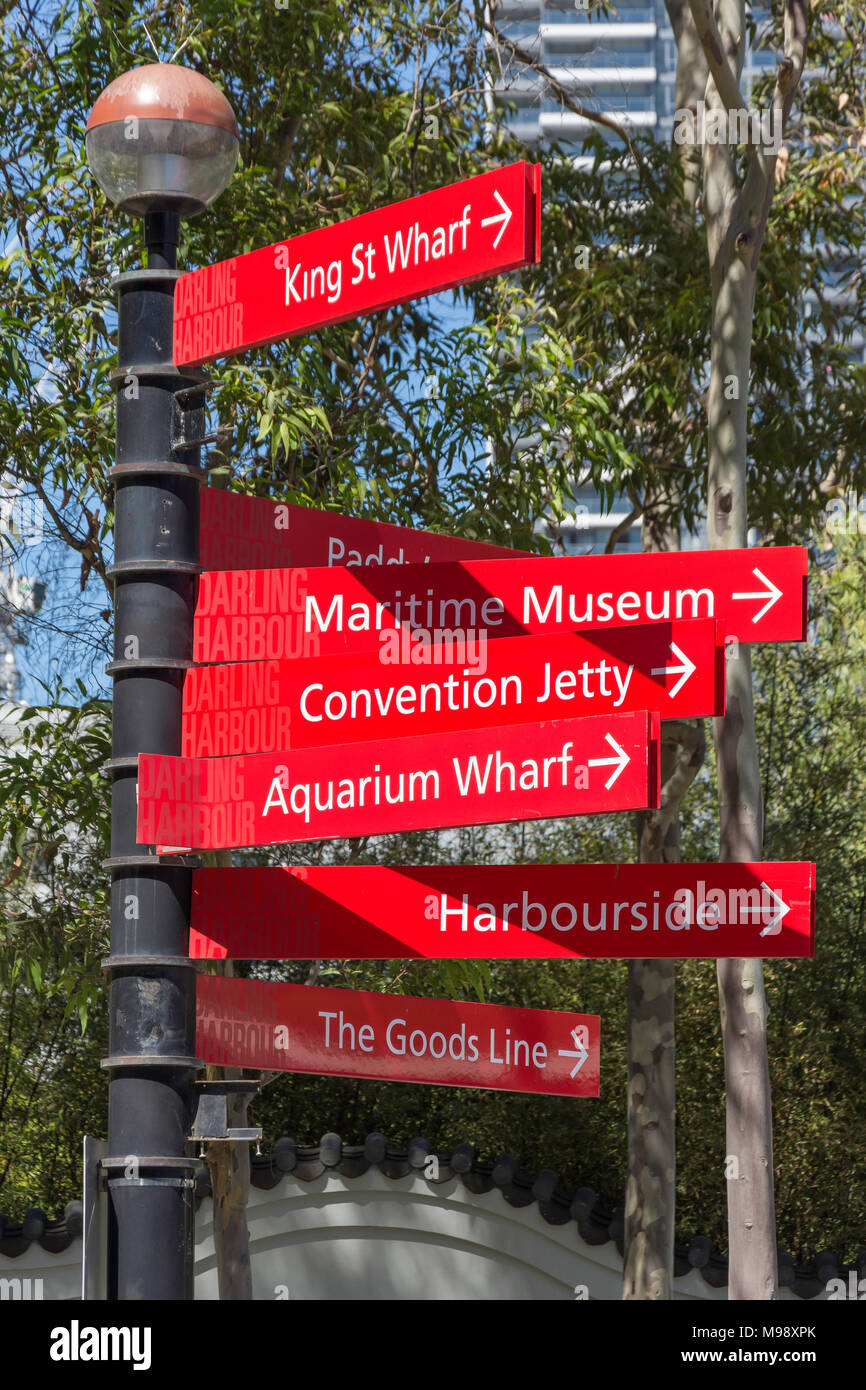 Poteau de signalisation aux attractions à Darling Harbour, Sydney, New South Wales, Australia Banque D'Images