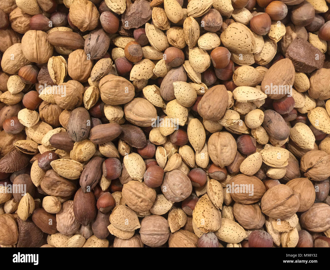 Mélanges de noix dans leur coque arrière-plan horizontal Banque D'Images