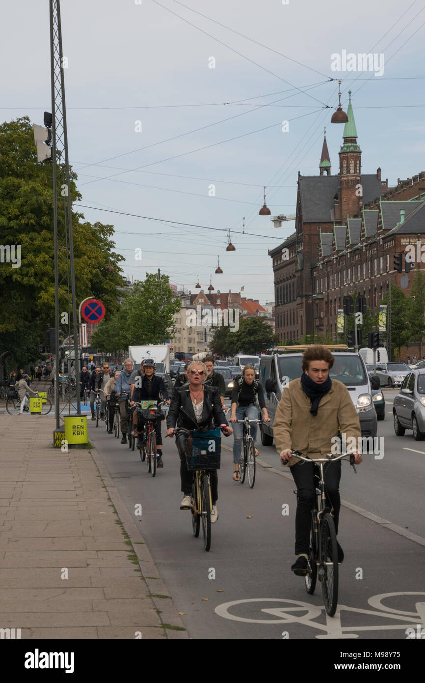 Copenhague, Danemark - CIRCA SEPTEMBRE 2015 - Le vélo est un moyen de transport populaire à Copenhague. Banque D'Images