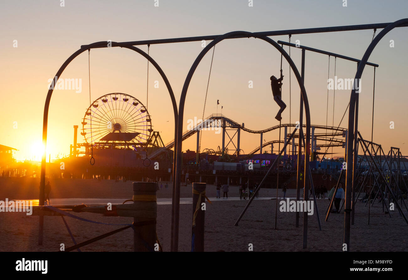 Corde d'escalade homme à jeux pour enfants sur la plage de Santa Monica à Los Angeles, CA Banque D'Images