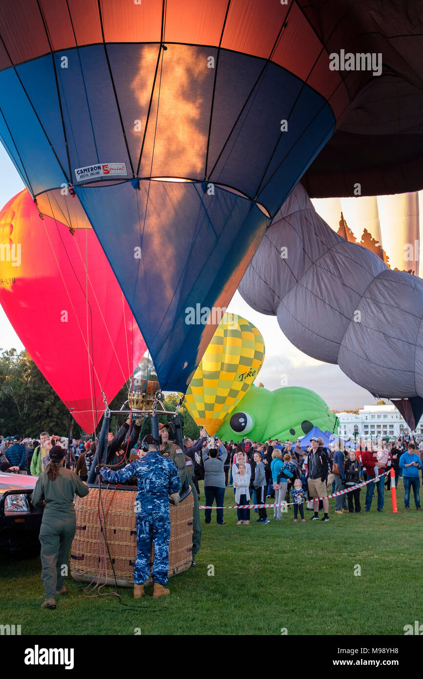 Canberra éclairer de montgolfières au lever du soleil. Canberra, ACT Banque D'Images
