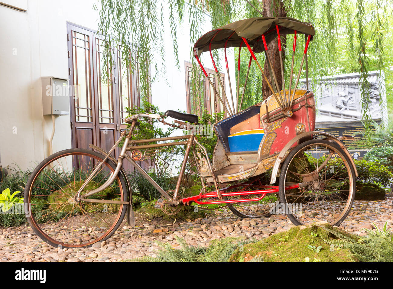 Tricycle dans le jardin public Banque D'Images