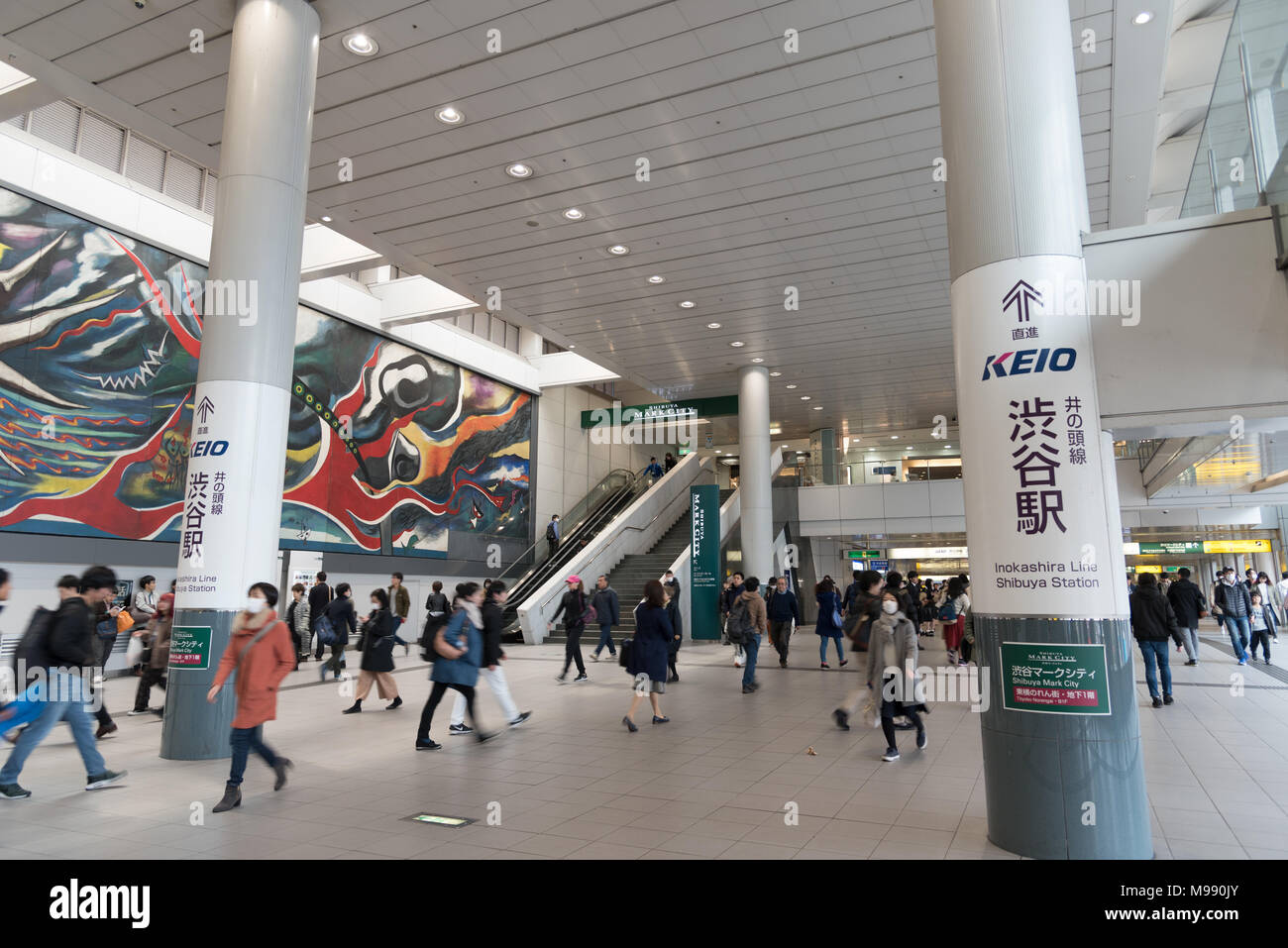 La foule pressée à la station Shibuya de Tokyo au Japon. Croisement de Shibuya est l'un des plus occupés des passages pour piétons dans le monde. Banque D'Images