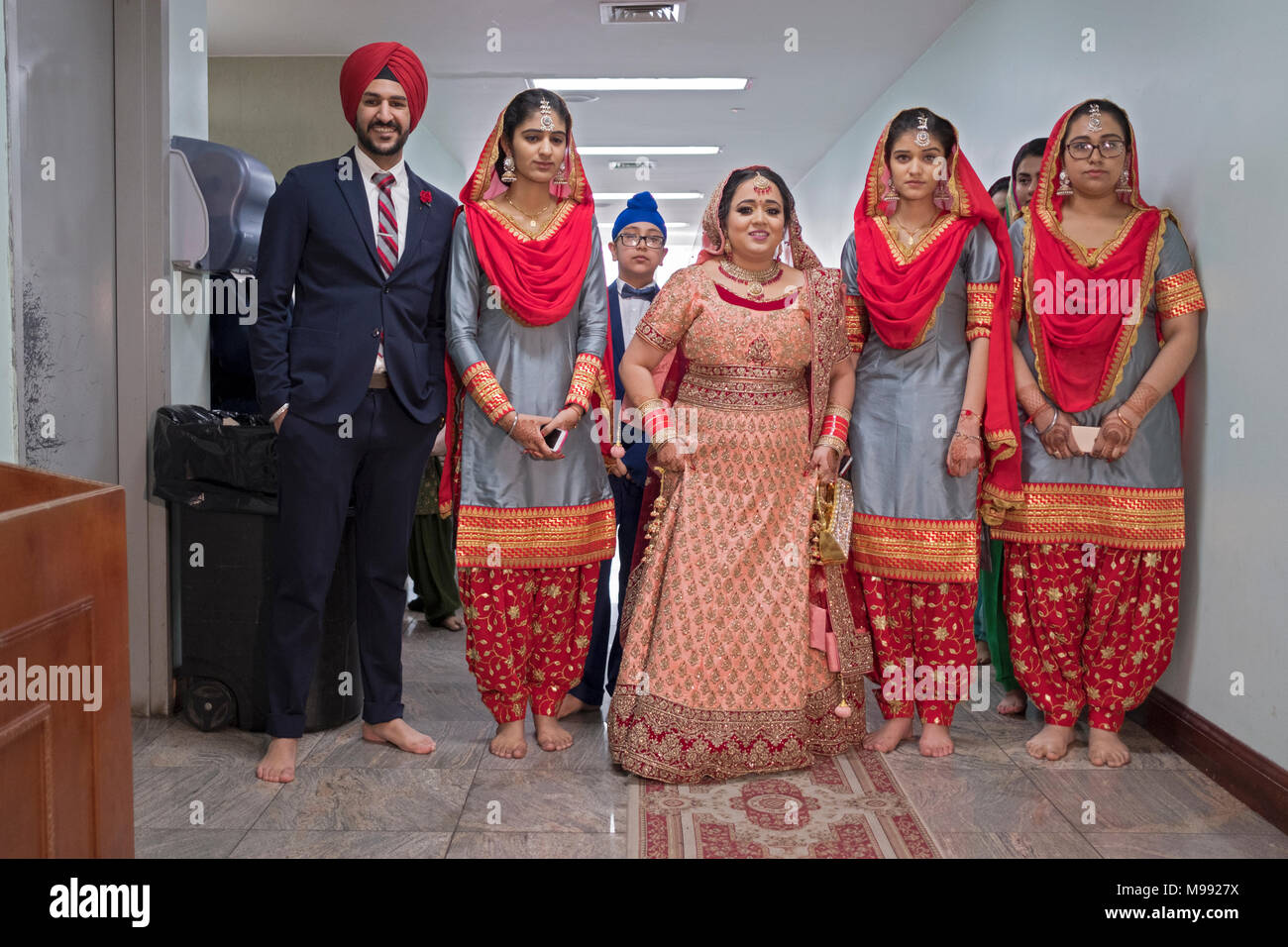 Une épouse et sa famille et ses amis entrer dans la société culturelle Sikh le jour de son mariage. À Richmond Hills, dans le Queens, New York. Banque D'Images