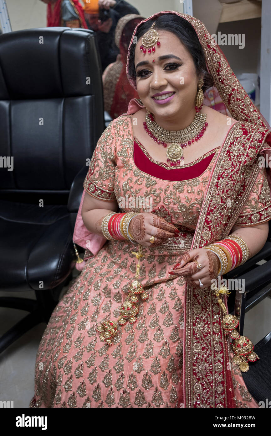 Une jeune mariée avant son mariage à l'Sikh Cultural Center à Richmond Hill, dans le Queens à New York. Banque D'Images