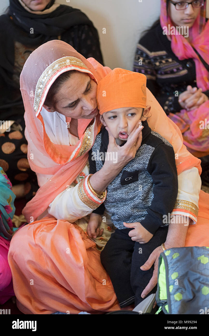Une grand-mère et son petit-fils à prières au Gurdwara Sikh Cultural Society de South Richmond Hill, Queens, New Yok Banque D'Images