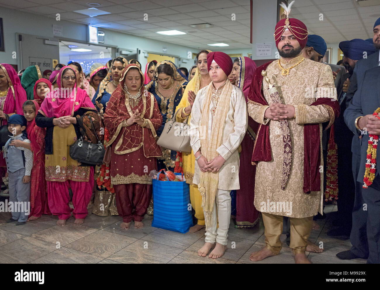 Un groom et son frère lors d'une cérémonie de mariage sikh à Richmond Hill, dans le Queens à New York. Banque D'Images