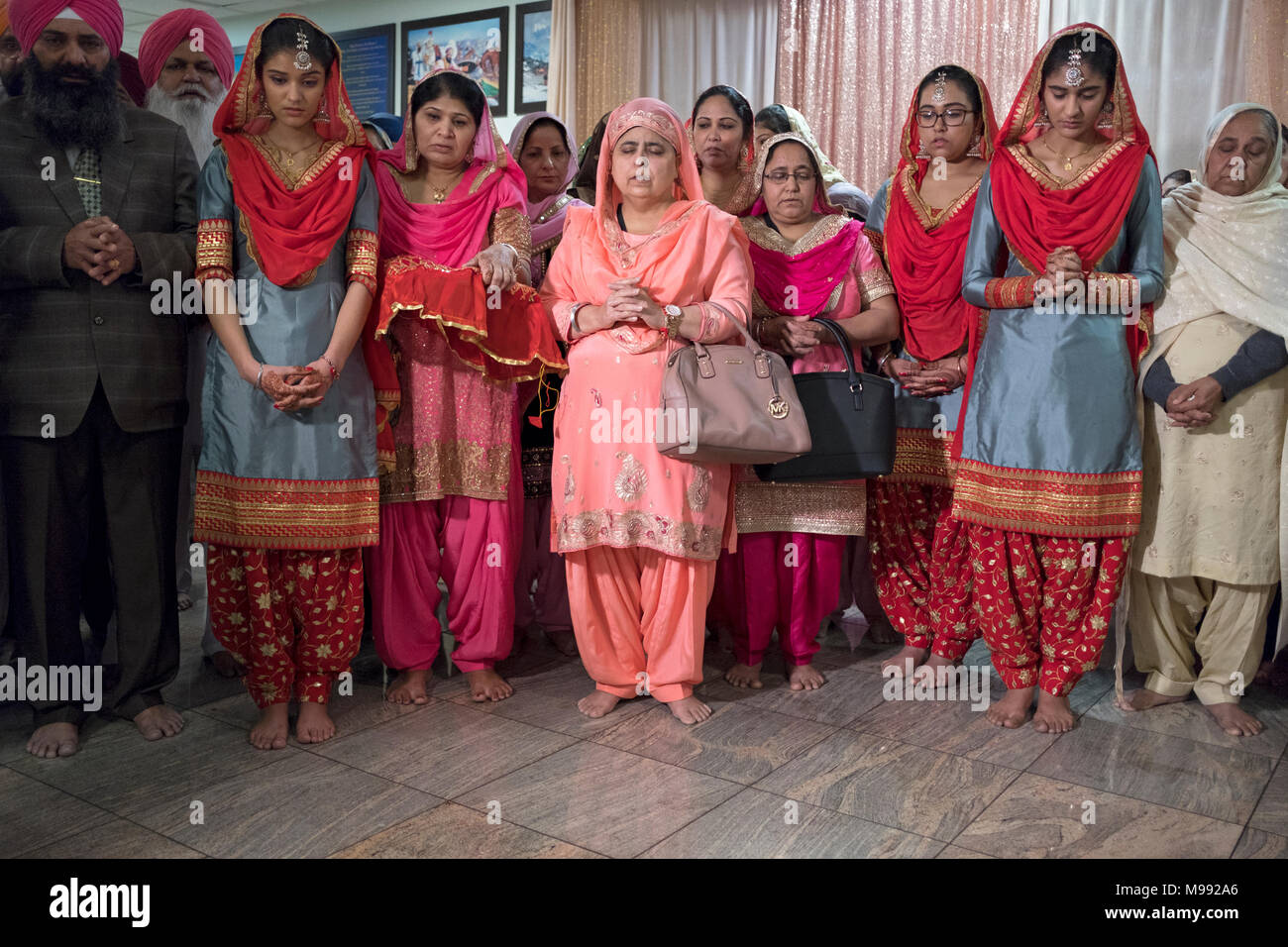 Les femmes des invités lors d'une cérémonie de mariage sikh à Richmond Hill, dans le Queens à New York. Banque D'Images