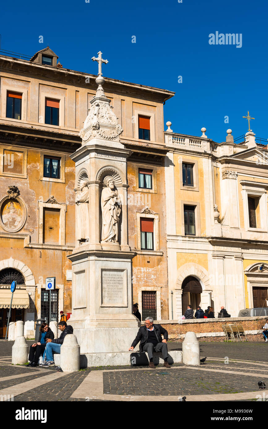 Piazza di San Bartolomeo All'Isola ou Saint-barthélemy sur l'île Tibérine avec culte commandée en 1869 par le Pape Pie IX. Rome. Banque D'Images