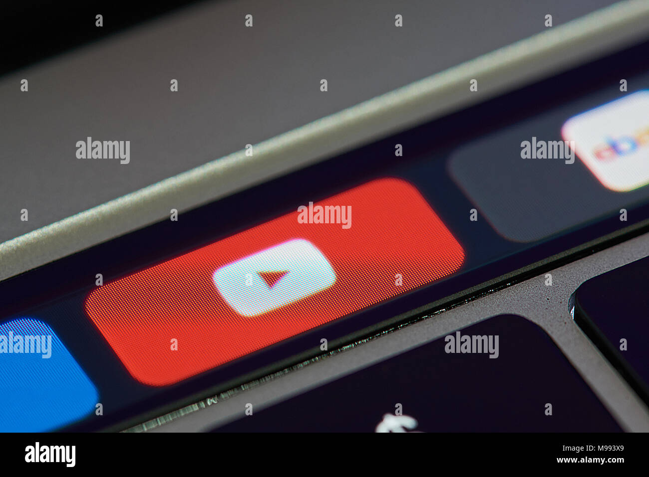 New York, USA - Le 23 mars 2018 : youtube sur l'icône de barre tactile macbook latop close up Banque D'Images