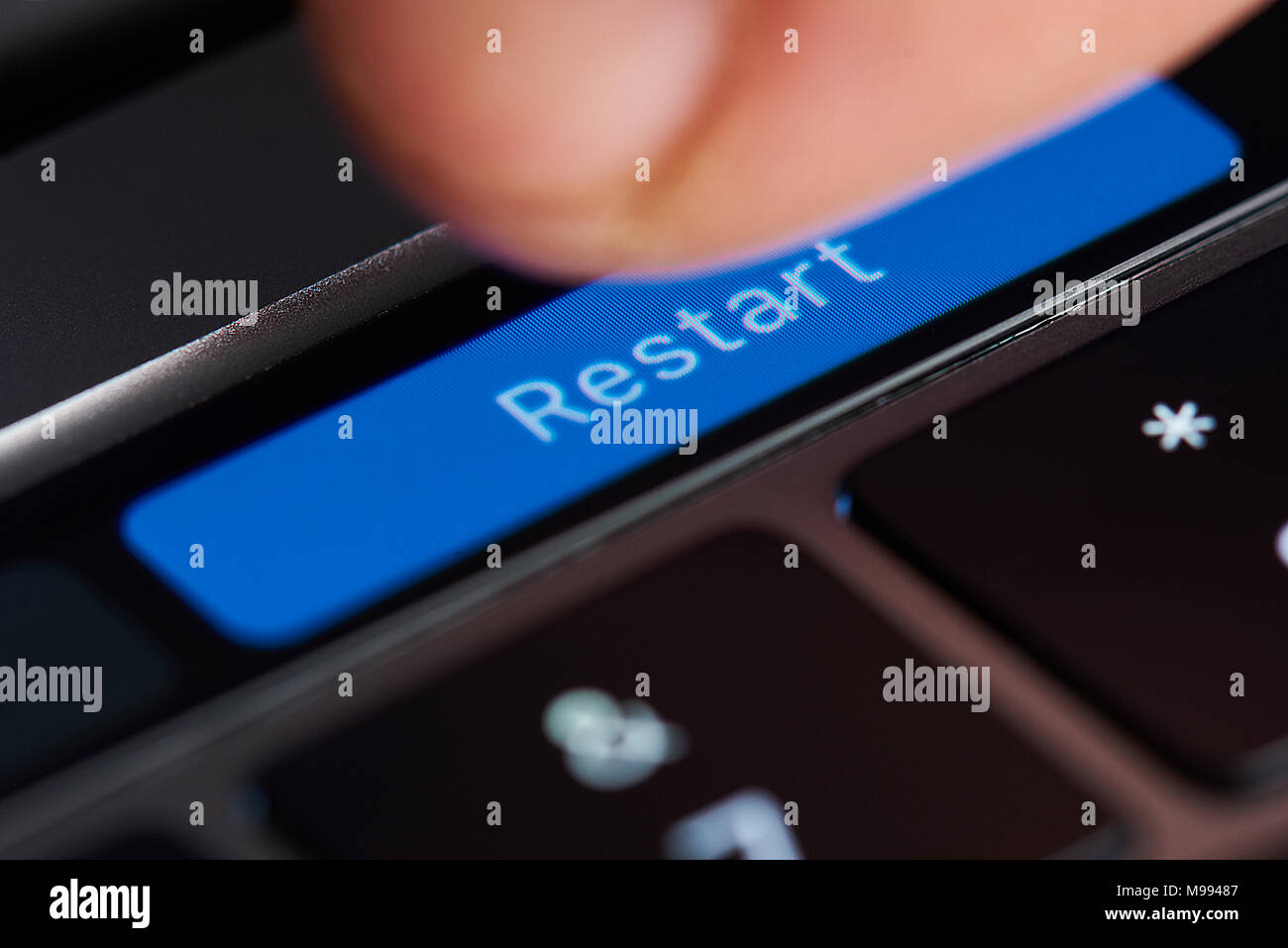 New York, USA - Le 23 mars 2018 : Appuyer sur le bouton Redémarrer sur touchent la barre de macbook latop close up Banque D'Images