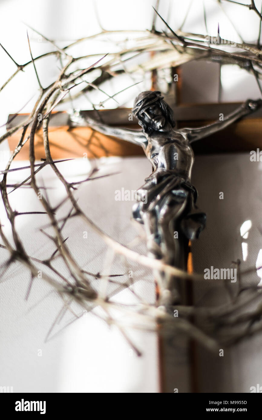 Couronne d'épines et crucifix dans l'éclairage dramatique. Banque D'Images