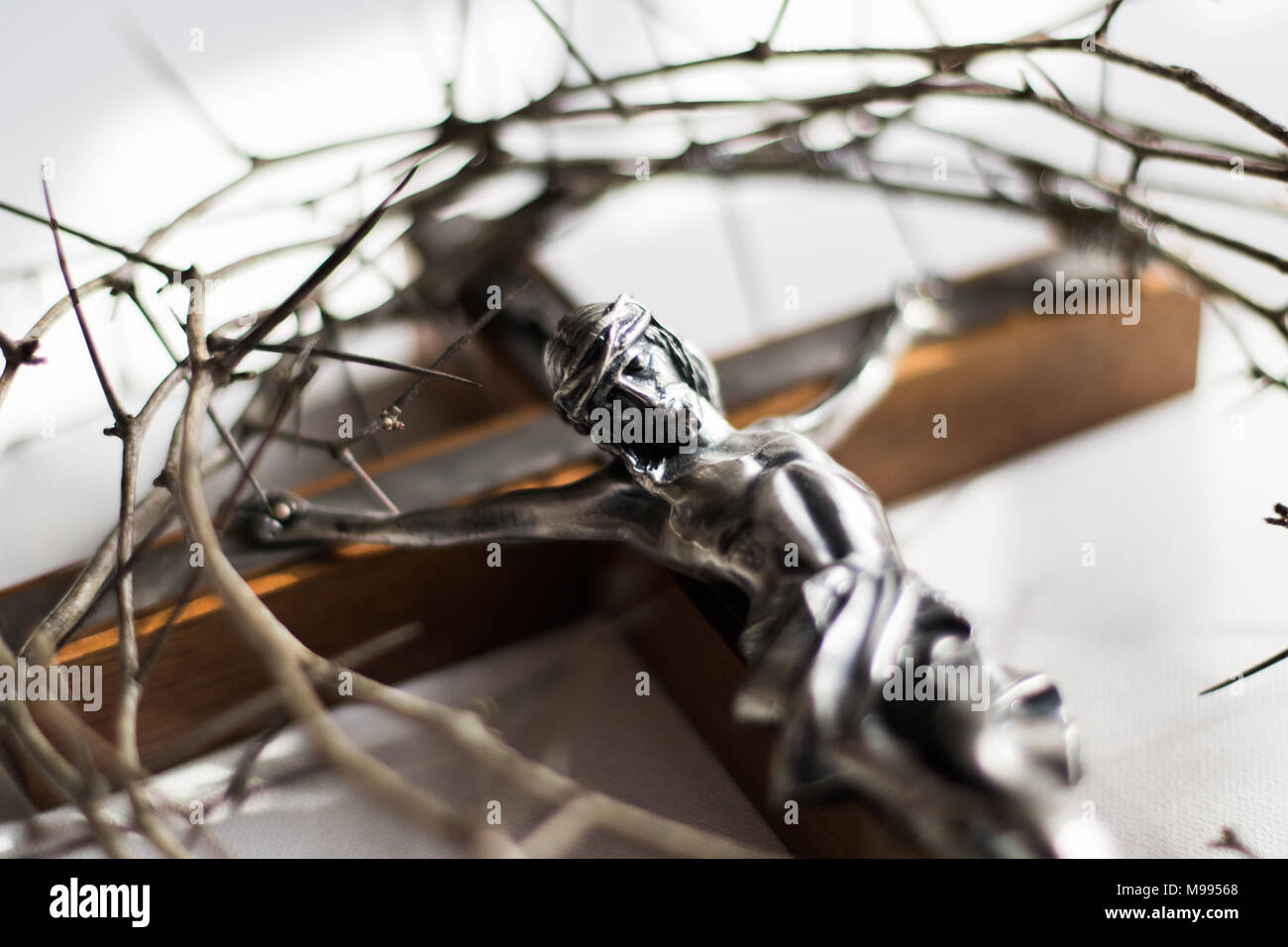 Couronne d'épines et crucifix dans l'éclairage dramatique. Banque D'Images