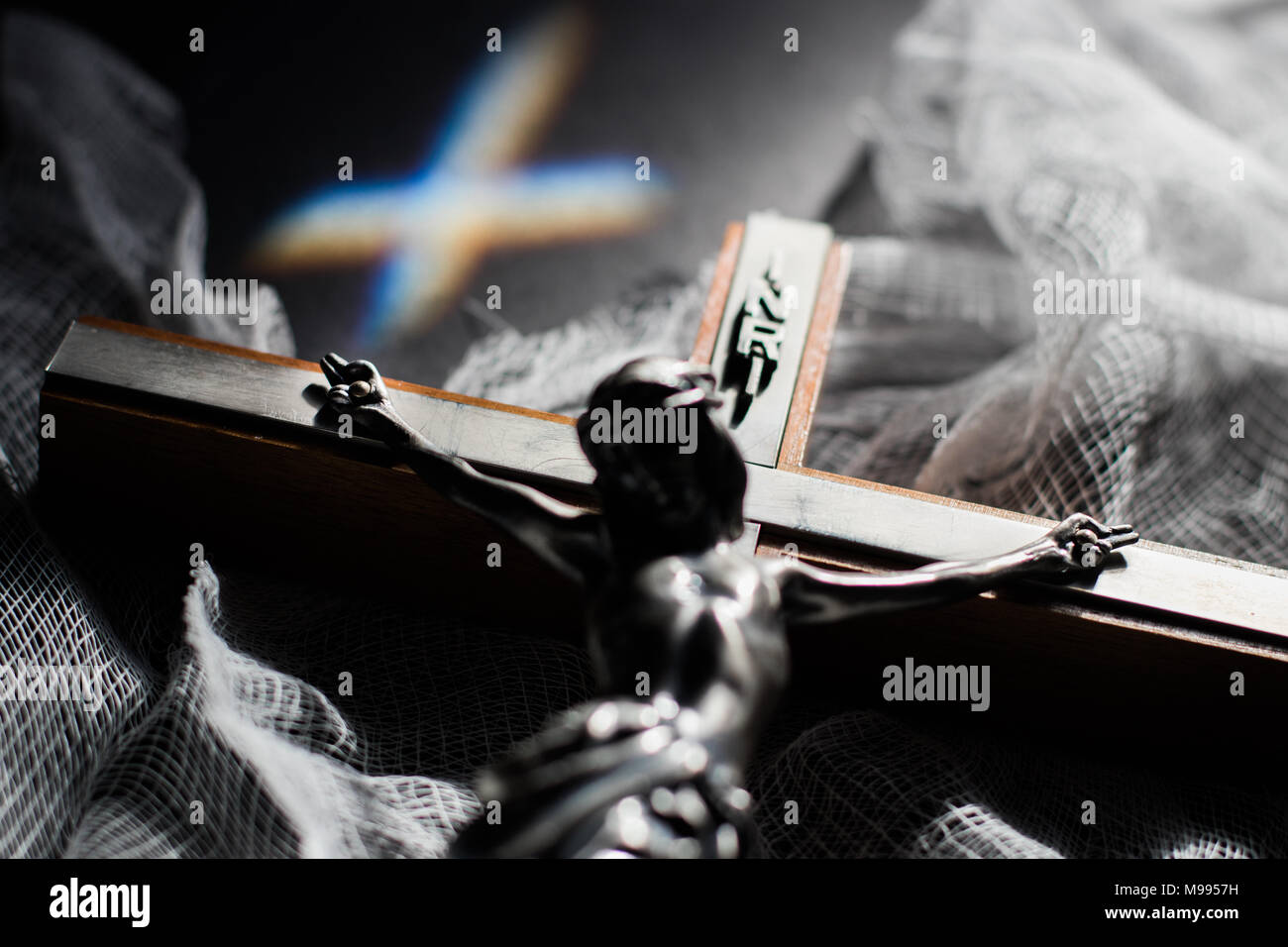 Crucifix dans l'éclairage dramatique, selective focus sur les plaies du Christ. Banque D'Images