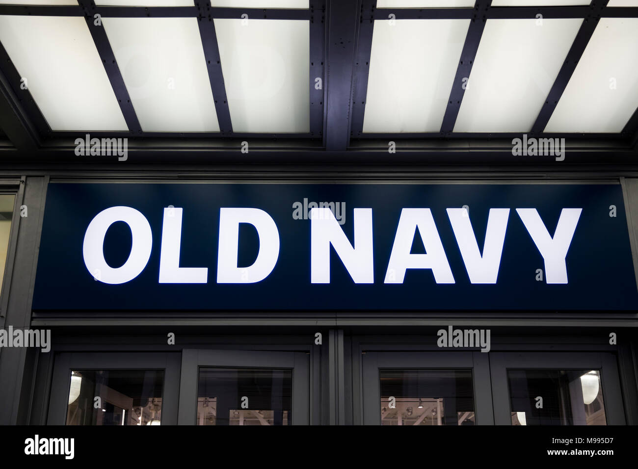 NEW YORK, USA - 31 août 2017 : Détail de magasin Old Navy, à New York. C'est un société de vente au détail de vêtements et d'accessoires créée à 1994. Banque D'Images