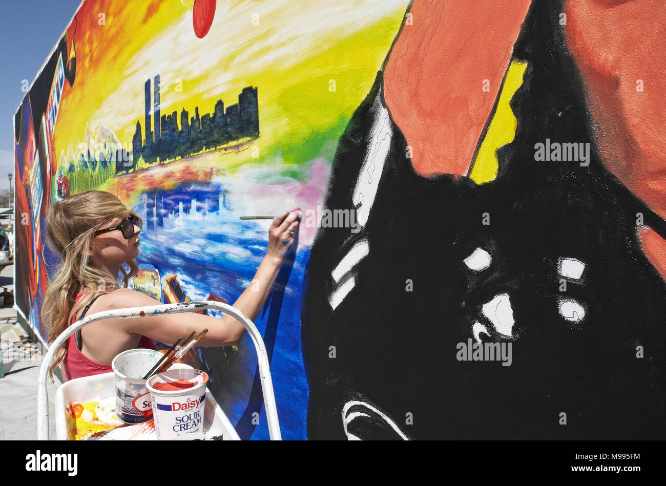 Jeune femme peintre la peinture d'une grande murale à l'Indian Wells art festival à Palm Desert en Californie Banque D'Images