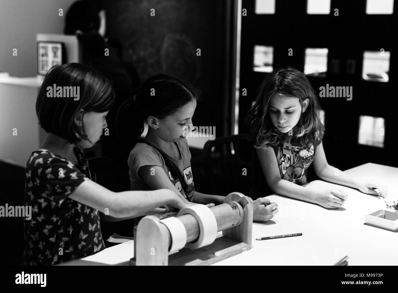 Trois enfants d'âge scolaire (filles) dimensions Banque D'Images