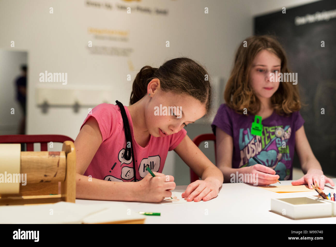 Deux enfants d'âge scolaire (filles) dimensions Banque D'Images