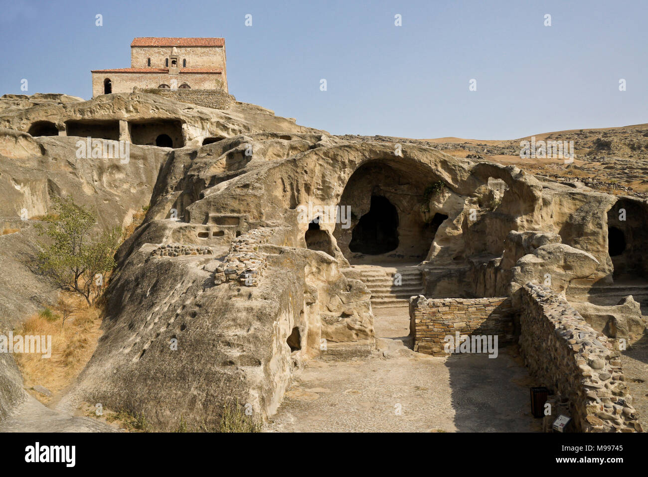 Uplistsulis Eklesia (Prince's Church) est situé sur une colline donnant sur les ruines de l'ancienne ville d'Uplistsikhe cave monastique, près de Gori, en Géorgie Banque D'Images