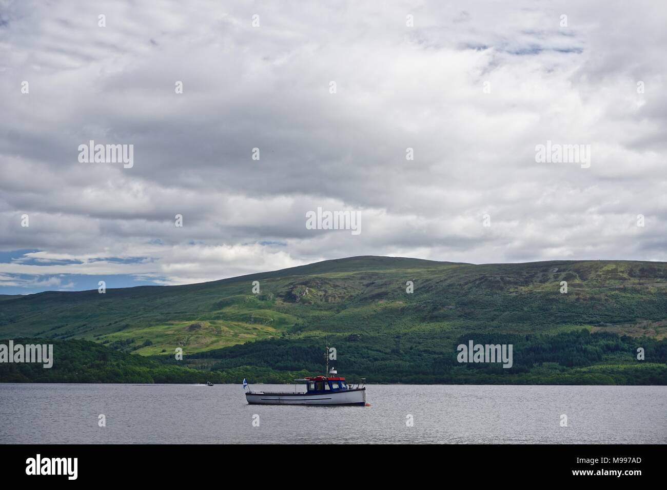 Luss, Ecosse, UK : Loch Lomond est partie de la parc national du Loch Lomond et des Trossachs, créé en 2002. Banque D'Images