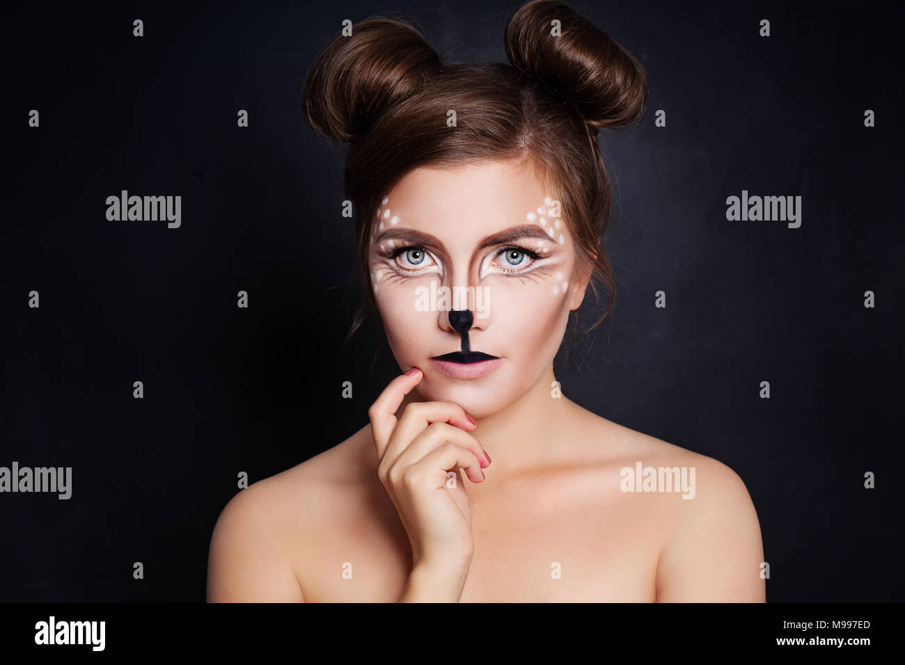 Femme avec animaux Halloween artistique maquillage sur fond noir Banque D'Images