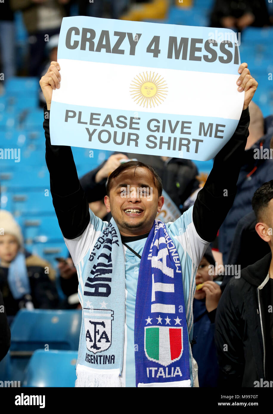 Un ventilateur de l'Argentine dans les tribunes nous tend un signe pour Lionel Messi lors de la match amical à l'Eithad Stadium, Manchester. Banque D'Images