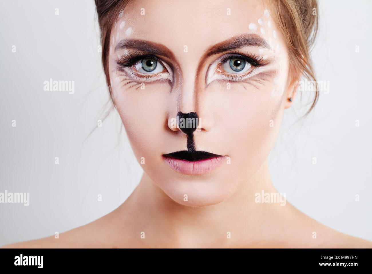 Cute Girl with Animal Renne maquillage. Face closeup Banque D'Images