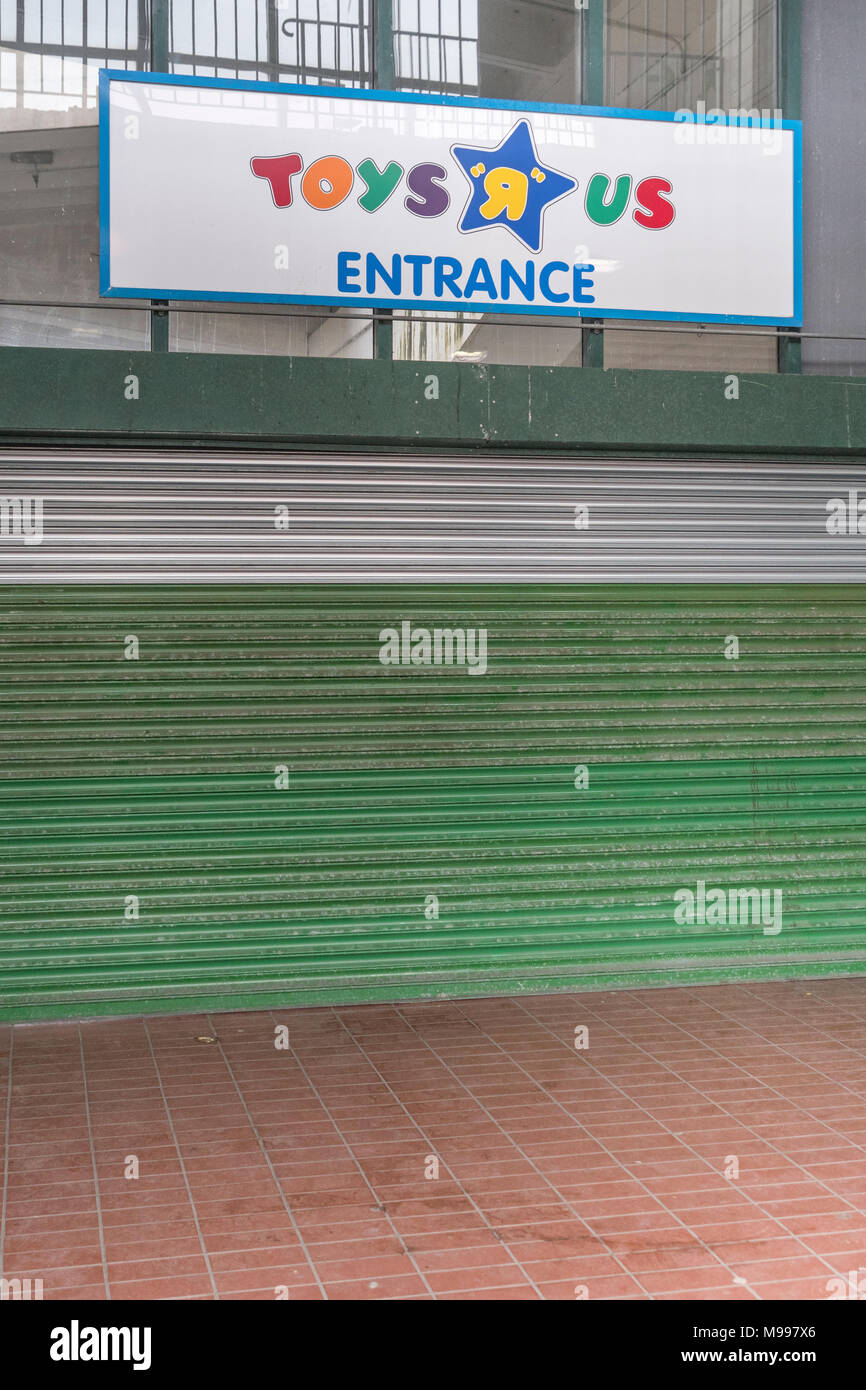 Avant de la fermé boutique Toys R Us de Plymouth, Devon. Métaphore de high street retail de victimes. Mort de la grand-rue métaphore, hors des affaires. Banque D'Images