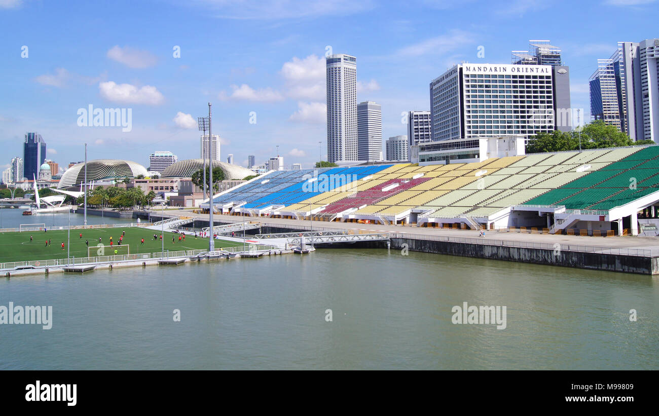 Singapour - 2 avr 2015 : Tribune de la plate-forme flottante de Singapour Marina Bay au sport au cours de la journée Banque D'Images