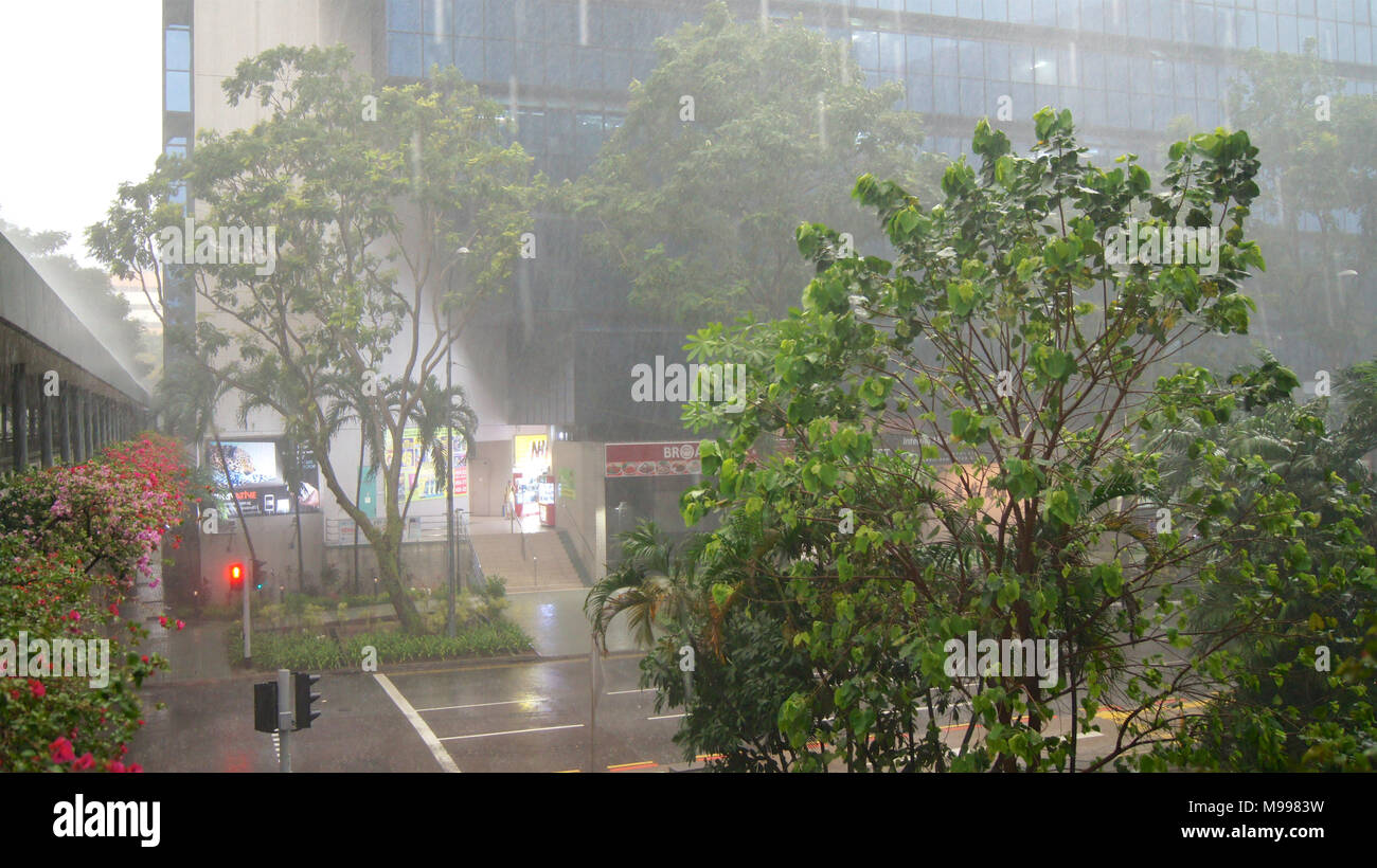 Singapour - 2 avr 2015 : incroyablement forte des pluies de mousson en Asie provoquant des inondations de la rue Banque D'Images